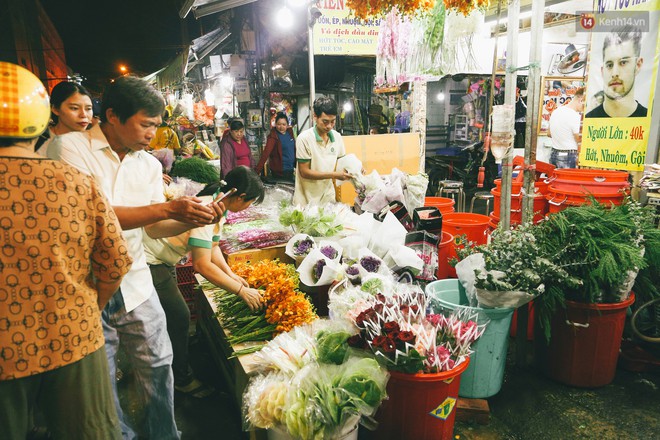 Chợ hoa lớn nhất Sài Gòn tấp nập kẻ bán người mua tối 29 Tết, tiểu thương tươi như hoa vì bán được hàng - Ảnh 3.