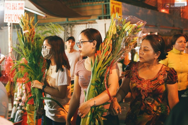 Chợ hoa lớn nhất Sài Gòn tấp nập kẻ bán người mua tối 29 Tết, tiểu thương tươi như hoa vì bán được hàng - Ảnh 5.