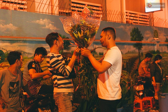 Chợ hoa lớn nhất Sài Gòn tấp nập kẻ bán người mua tối 29 Tết, tiểu thương tươi như hoa vì bán được hàng - Ảnh 12.