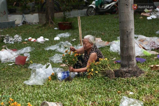 Trưa 30 Tết, nhiều tiểu thương Sài Gòn tự tay đập chậu hoa cảnh, vứt la liệt ở công viên - Ảnh 8.