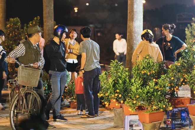 Tối 30 Tết, tiểu thương H&agrave; Nội đập n&aacute;t gốc quất, nhờ c&ocirc;ng nh&acirc;n m&ocirc;i trường đem đốt chứ kh&ocirc;ng muốn b&aacute;n rẻ - Ảnh 10.