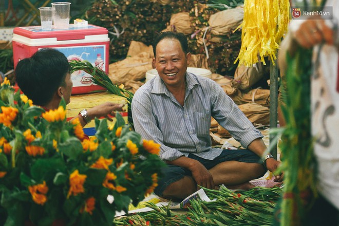 Chợ hoa lớn nhất Sài Gòn tấp nập kẻ bán người mua tối 29 Tết, tiểu thương tươi như hoa vì bán được hàng - Ảnh 9.