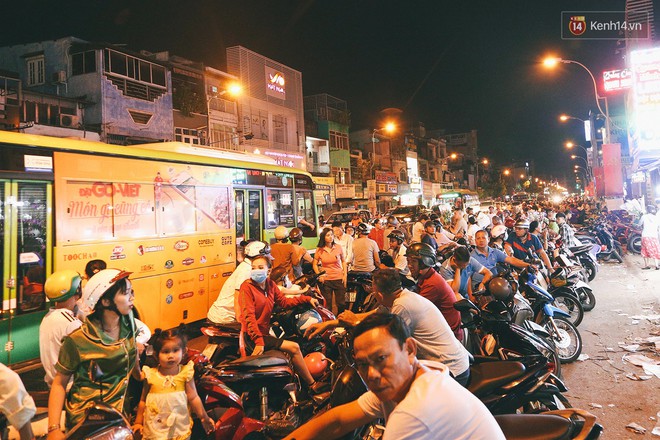 Chợ hoa lớn nhất Sài Gòn tấp nập kẻ bán người mua tối 29 Tết, tiểu thương tươi như hoa vì bán được hàng - Ảnh 14.