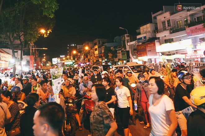 Chợ hoa lớn nhất Sài Gòn tấp nập kẻ bán người mua tối 29 Tết, tiểu thương tươi như hoa vì bán được hàng - Ảnh 13.