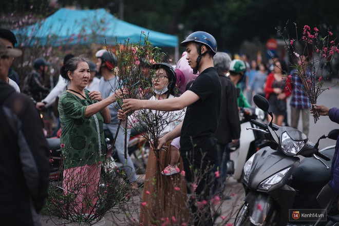 Tối 30 Tết, tiểu thương Hà Nội đập nát gốc quất, nhờ công nhân môi trường đem đốt chứ không muốn bán rẻ - Ảnh 1.