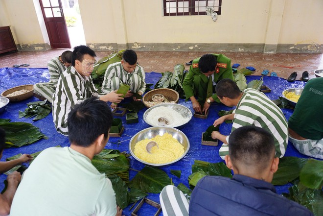 Chuyện về những chiếc b&aacute;nh chưng từ đ&ocirc;i tay từng nh&uacute;ng ch&agrave;m - Ảnh 1.