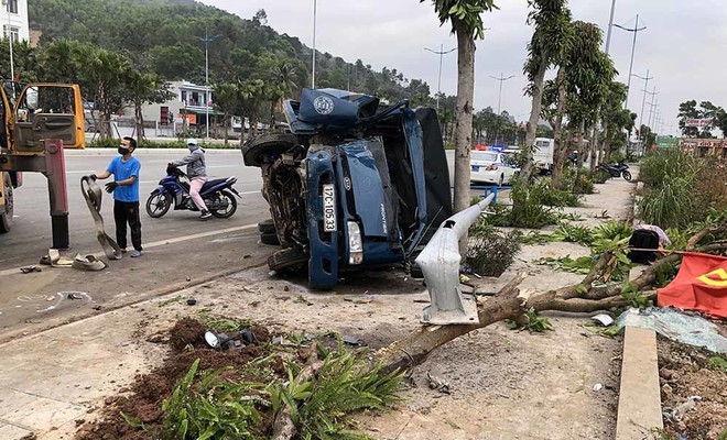 Xe tải húc văng xe máy, lật nhào rồi kéo lê chục mét sáng 30 Tết - Ảnh 1.