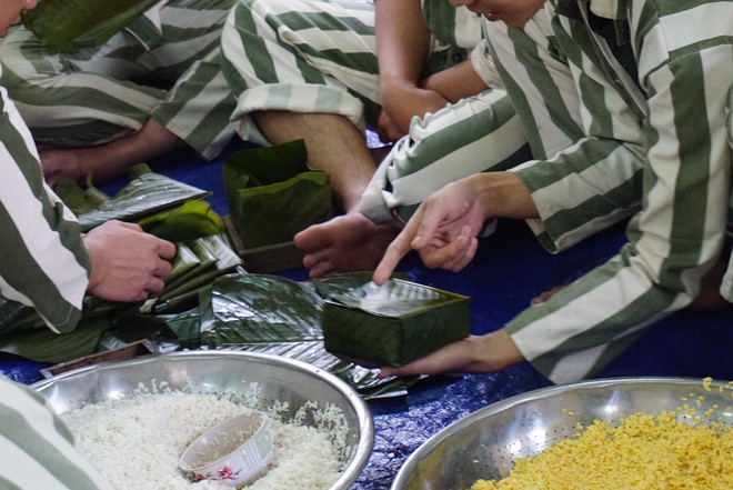 Chuyện về những chiếc bánh chưng từ đôi tay từng nhúng chàm - Ảnh 3.