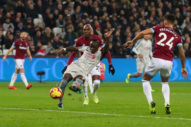 Đội đầu bảng Liverpool bị cầm h&ograve;a, khoảng c&aacute;ch với đội thứ hai chỉ c&ograve;n 3 điểm, &aacute;c mộng năm xưa lại hiện về - Ảnh 2.
