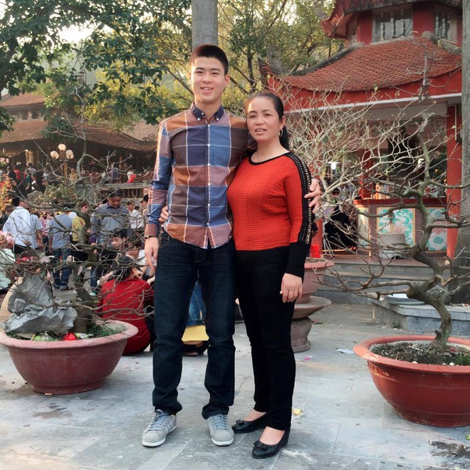 Mồng 1 Tết, Duy Mạnh s&aacute;nh vai c&ugrave;ng bạn g&aacute;i đi lễ ch&ugrave;a, du xu&acirc;n - Ảnh 2.