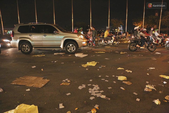 Sài Gòn ngập rác đêm giao thừa: Đằng sau niềm vui năm mới là đêm trắng của công nhân vệ sinh - Ảnh 1.