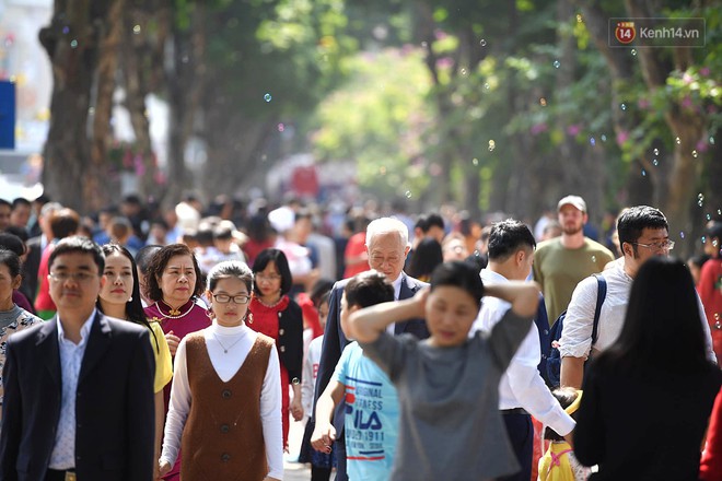 Nắng đẹp sáng mồng 1, hàng vạn người dân đổ lên Hồ Gươm khiến đâu đâu cũng đông đúc - Ảnh 2.