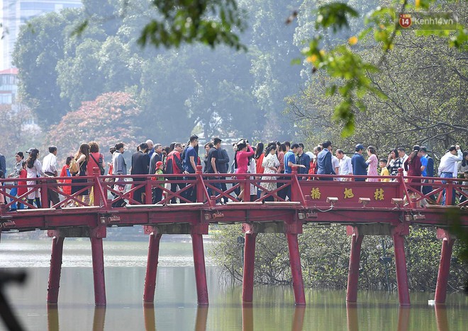 Nắng đẹp sáng mồng 1, hàng vạn người dân đổ lên Hồ Gươm khiến đâu đâu cũng đông đúc - Ảnh 4.