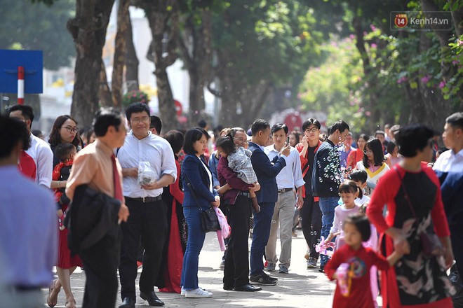 Nắng đẹp sáng mồng 1, hàng vạn người dân đổ lên Hồ Gươm khiến đâu đâu cũng đông đúc - Ảnh 3.