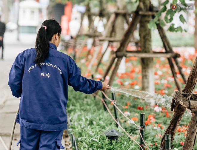 Người Hà Nội nô nức xuống phố ngày đầu năm, xúng xính diện áo dài truyền thống đi chơi Tết - Ảnh 15.