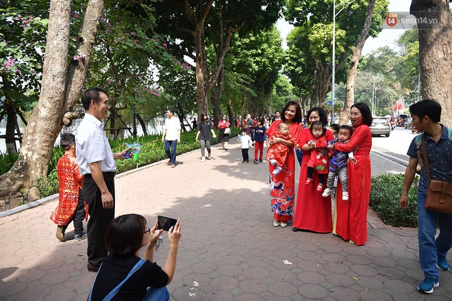 Nắng đẹp sáng mồng 1, hàng vạn người dân đổ lên Hồ Gươm khiến đâu đâu cũng đông đúc - Ảnh 7.