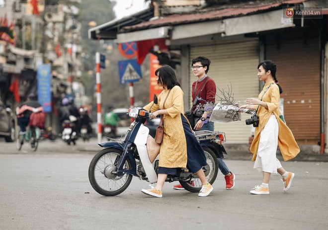 Người Hà Nội nô nức xuống phố ngày đầu năm, xúng xính diện áo dài truyền thống đi chơi Tết - Ảnh 2.