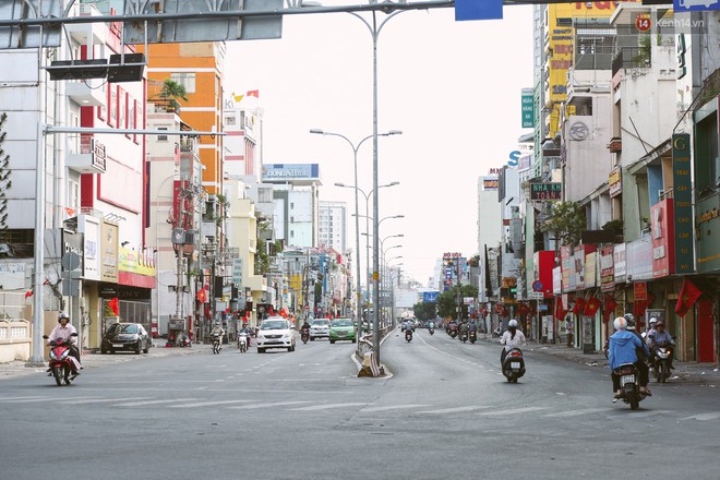 Chùm ảnh: Có một Sài Gòn vắng vẻ và bình yên sáng mùng 1 Tết - Ảnh 4.