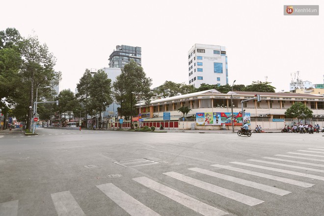 Chùm ảnh: Có một Sài Gòn vắng vẻ và bình yên sáng mùng 1 Tết - Ảnh 5.