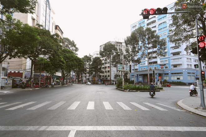 Chùm ảnh: Có một Sài Gòn vắng vẻ và bình yên sáng mùng 1 Tết - Ảnh 13.
