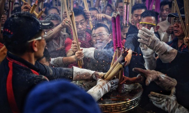 Khung cảnh chen lấn từ cuộc đua thắp hương cầu may đầu năm Kỷ Hợi của người dân Singapore - Ảnh 3.