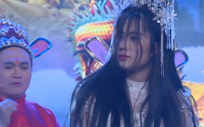 Nam Em giữ nguy&ecirc;n bản chất kh&ugrave;ng, Tiểu Vy điệu chảy nước trong T&aacute;o Xu&acirc;n 2019 - Ảnh 3.