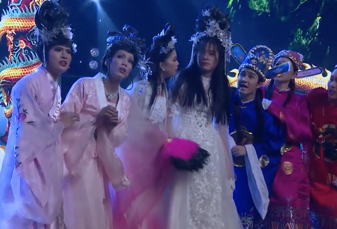 Nam Em giữ nguy&ecirc;n bản chất kh&ugrave;ng, Tiểu Vy điệu chảy nước trong T&aacute;o Xu&acirc;n 2019 - Ảnh 5.