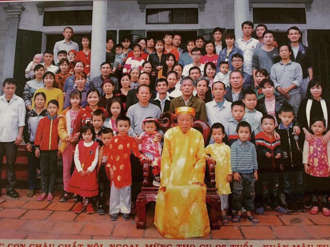 Hãy nhìn vào bức ảnh đại gia đình này và cảm nhận cảm giác ấm áp, đoàn viên của một gia đình Việt đầy truyền thống. Cùng xem và bắt đầu một ngày tuyệt vời bên gia đình của chúng ta.