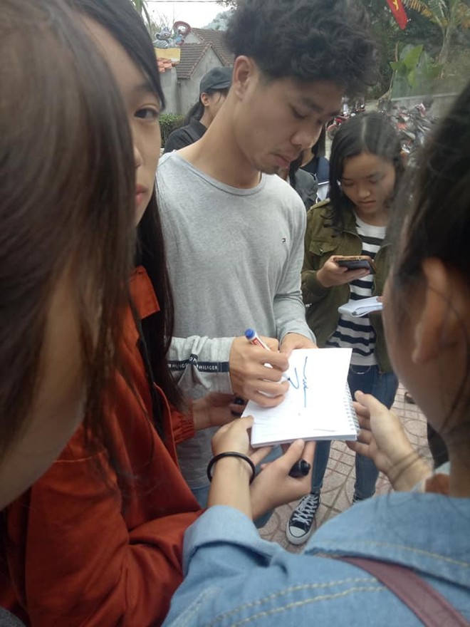 Kh&ocirc;ng giữ được m&aacute;i t&oacute;c l&atilde;ng tử như ở trong tiệm, C&ocirc;ng Phượng vẫn được fan b&ecirc;nh đẹp trai - Ảnh 3.