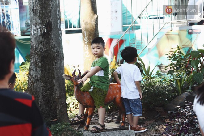 Đi chơi lễ, người dân trải bạt, ngồi ăn uống la liệt trong Thảo Cầm Viên dịp đầu năm mới Kỷ Hợi  - Ảnh 9.