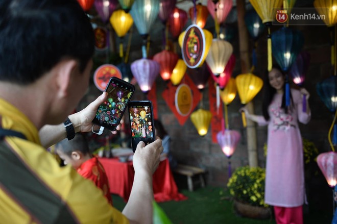 Du khách nườm nượp đổ về các khu vui chơi ở Hà Nội để xin chữ và chụp ảnh dịp Têt Kỷ Hợi 2019 - Ảnh 9.