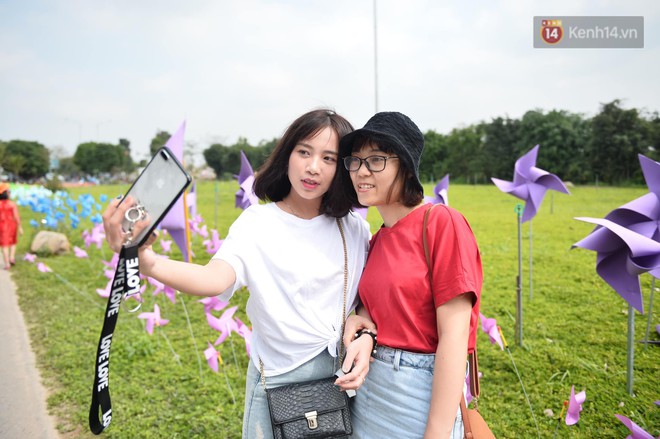 Du khách nườm nượp đổ về các khu vui chơi ở Hà Nội để xin chữ và chụp ảnh dịp Têt Kỷ Hợi 2019 - Ảnh 12.
