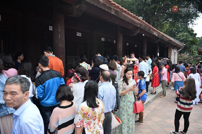 Hà Nội: Người dân đội nắng đi xin chữ đầu năm tại Văn Miếu - Ảnh 17.