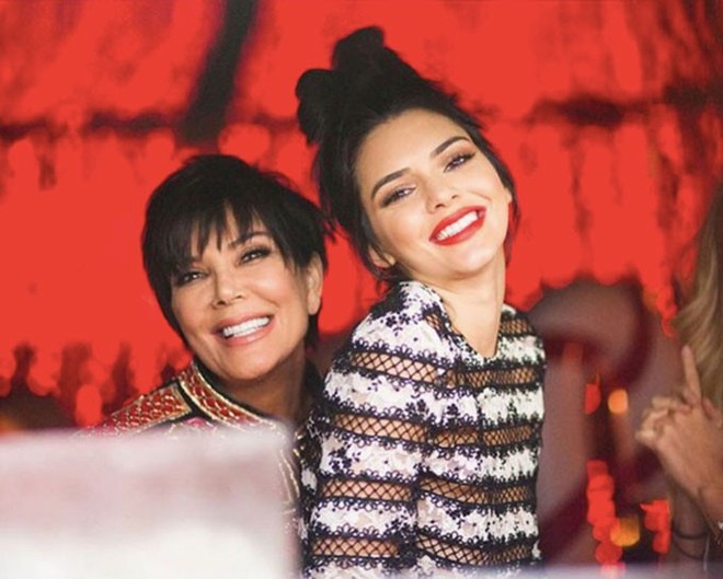 Đổi kiểu t&oacute;c mới, Kendall Jenner khiến d&acirc;n t&igrave;nh sửng sốt v&igrave; giống hệt bản sao của một người - Ảnh 3.
