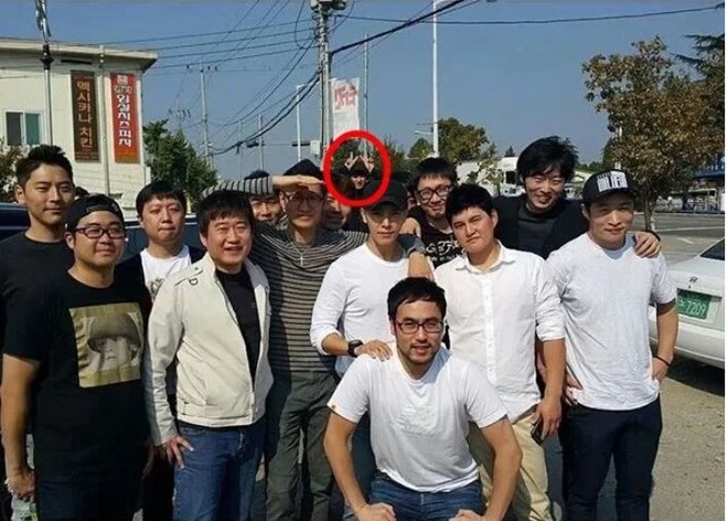 Chanyeol (EXO) đích thị là thánh ú oà: người ta chụp ảnh ở đâu, master photobomb Chanyeol theo đến đó - Ảnh 11.