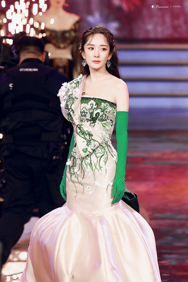 Vòng 2 nhỏ hơn cả siêu mẫu, Dương Mịch khiến NTK nổi tiếng của Phạm Băng Băng cũng ngỡ ngàng khi cô diện đẹp mẫu váy khó nhằn - Ảnh 1.