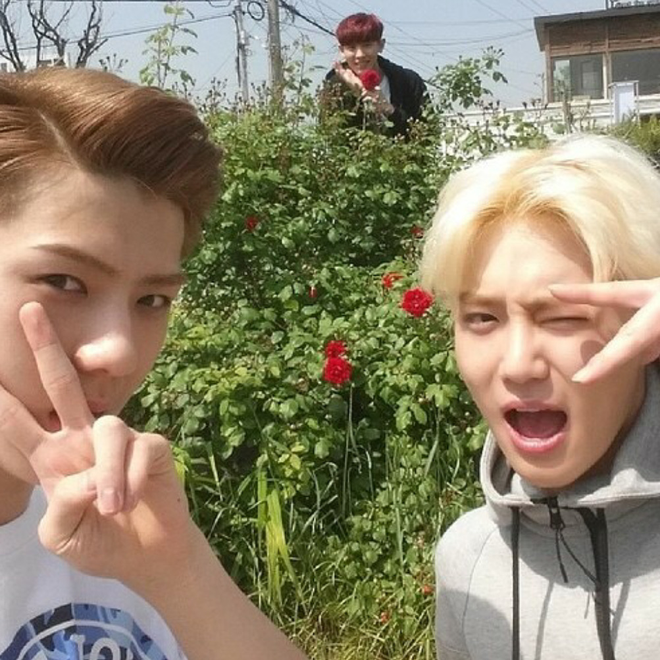 Chanyeol (EXO) đích thị là thánh ú oà: người ta chụp ảnh ở đâu, master photobomb Chanyeol theo đến đó - Ảnh 3.