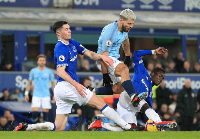 Đánh bại đối thủ truyền kiếp của Liverpool, Man City vượt lên chiếm lấy ngôi đầu bảng Ngoại hạng Anh - Ảnh 2.