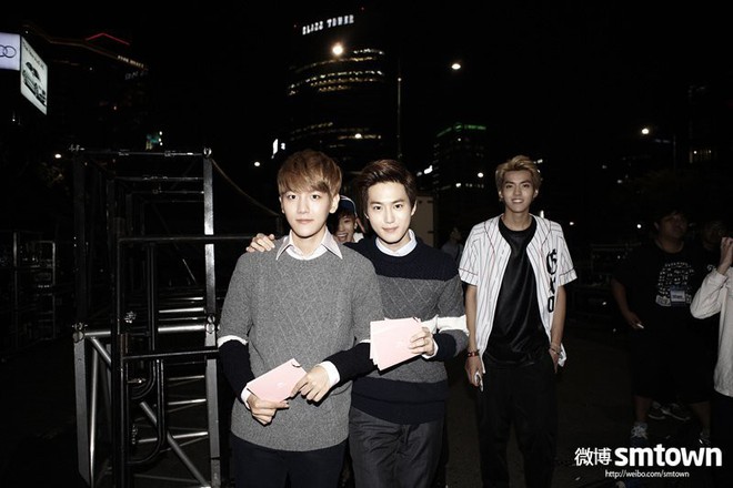 Chanyeol (EXO) đích thị là thánh ú oà: người ta chụp ảnh ở đâu, master photobomb Chanyeol theo đến đó - Ảnh 5.