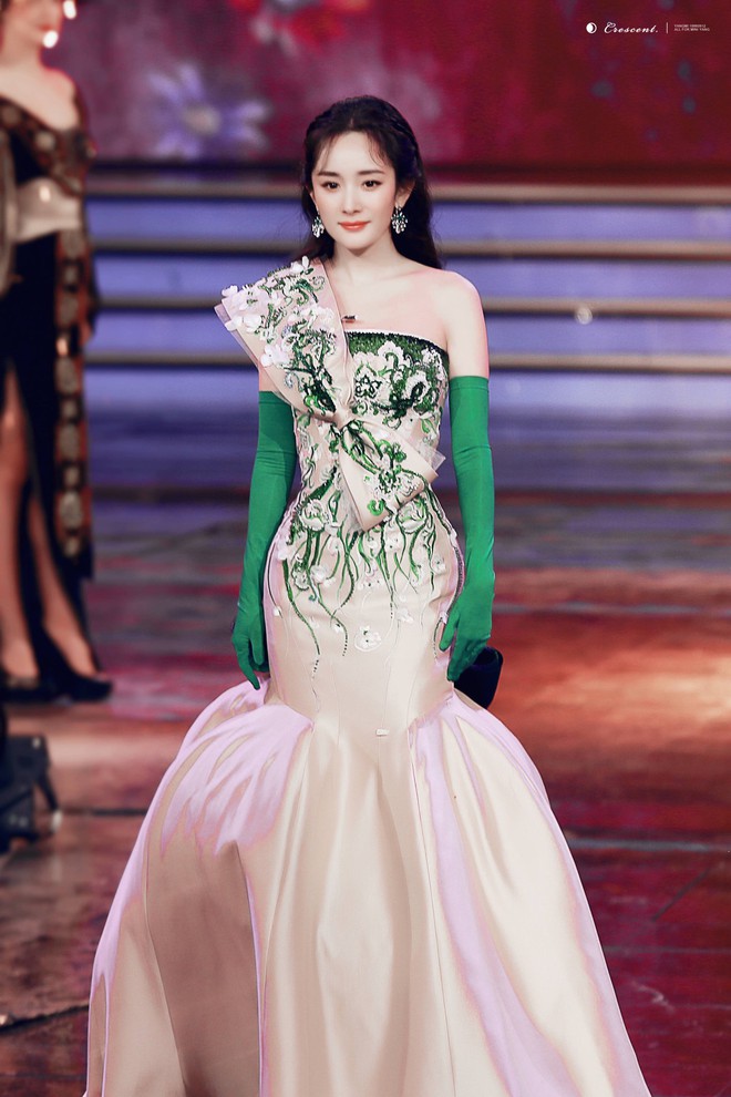 Vòng 2 nhỏ hơn cả siêu mẫu, Dương Mịch khiến NTK nổi tiếng của Phạm Băng Băng cũng ngỡ ngàng khi cô diện đẹp mẫu váy khó nhằn - Ảnh 5.