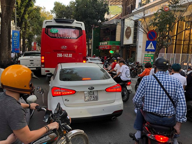 D&acirc;n mạng k&ecirc;u trời v&igrave; H&agrave; Nội m&ugrave;a xu&acirc;n n&oacute;ng như m&ugrave;a h&egrave;: mua &aacute;o len, &aacute;o nỉ đ&atilde; đời th&igrave; cất trong tủ - Ảnh 9.