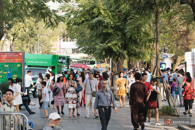 Người dân Hà Nội chen chân du xuân trên Hồ Gươm, các quán cafe chật kín khách ngày mùng 3 Tết - Ảnh 1.