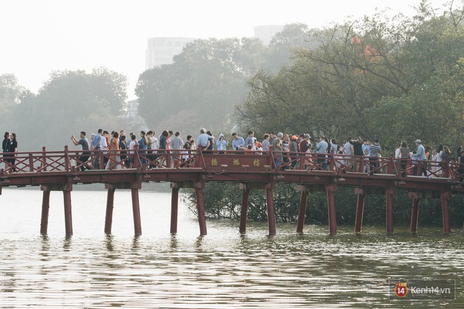 Người dân Hà Nội chen chân du xuân trên Hồ Gươm, các quán cafe chật kín khách ngày mùng 3 Tết - Ảnh 5.