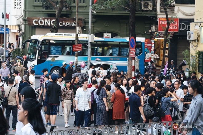 Người dân Hà Nội chen chân du xuân trên Hồ Gươm, các quán cafe chật kín khách ngày mùng 3 Tết - Ảnh 8.