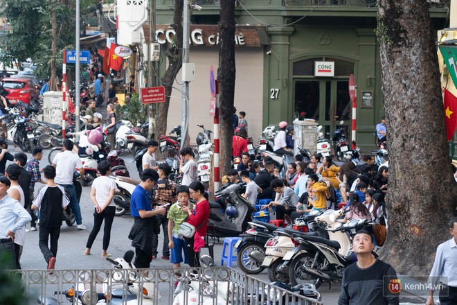 Người dân Hà Nội chen chân du xuân trên Hồ Gươm, các quán cafe chật kín khách ngày mùng 3 Tết - Ảnh 7.