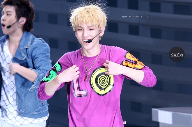 Dở kh&oacute;c dở cười idol Kpop gặp sự cố v&igrave; tẩy t&oacute;c: Người vẫn đẹp như ti&ecirc;n tử, kẻ đầu như ph&aacute;o nổ đ&ecirc;m Tết - Ảnh 7.
