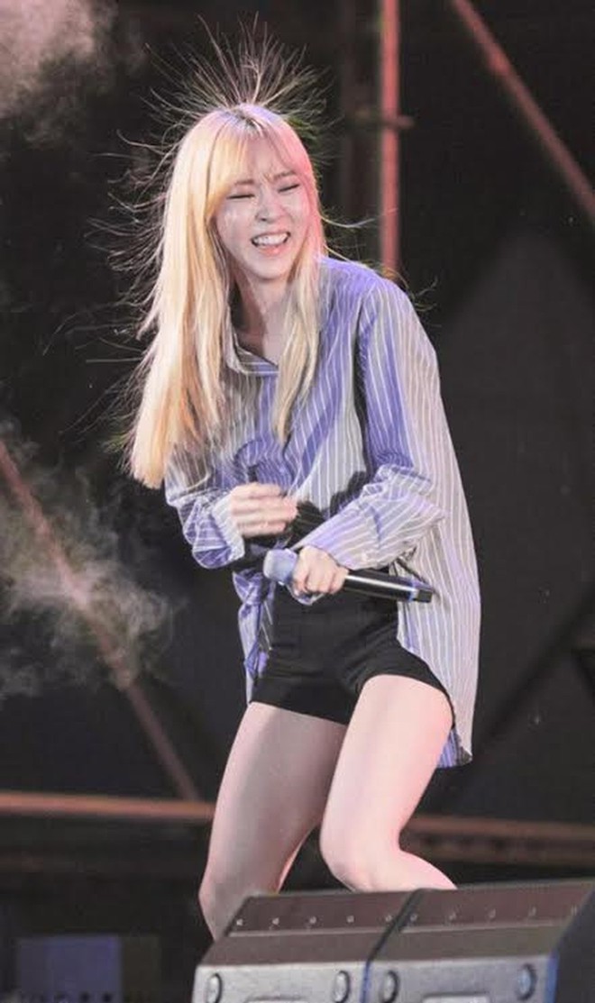 Dở kh&oacute;c dở cười idol Kpop gặp sự cố v&igrave; tẩy t&oacute;c: Người vẫn đẹp như ti&ecirc;n tử, kẻ đầu như ph&aacute;o nổ đ&ecirc;m Tết - Ảnh 8.