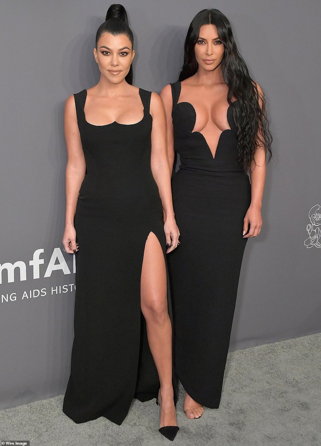 Diện váy xẻ tới bụng, Kim Kardashian lúng túng vì suýt hớ hênh đôi gò bồng đảo ngoại cỡ - Ảnh 6.