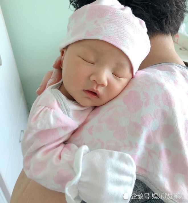 Gương mặt bụ bẫm, đ&aacute;ng y&ecirc;u của tiểu c&ocirc;ng ch&uacute;a 1 th&aacute;ng tuổi nh&agrave; T&agrave;i tử l&ugrave;n Vương Tổ Lam v&agrave; Hoa hậu L&yacute; &Aacute; Nam - Ảnh 4.