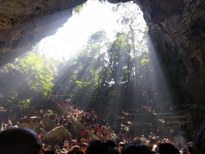 Chùa Hương thất thủ ngày mùng 4 Tết, hàng vạn người chen chân chờ cáp treo lên động Hương Tích - Ảnh 5.